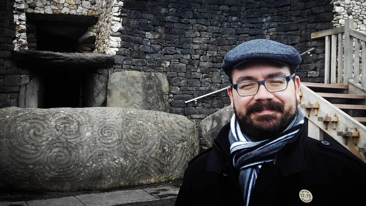 Fábio M.R. Barbosa diante da entrada para o megalito em Brú na Boinne, Newgrange, Irlanda